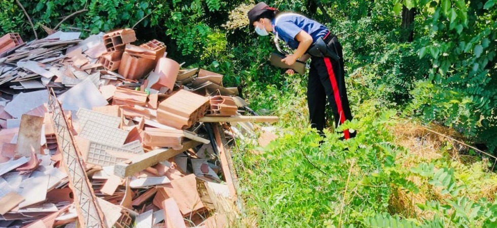 Titolare di un'impresa edile abbandona 3 metri cubi di rifiuti nei campi: intervengono i carabinieri